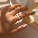 Cargar imagen en el visor de la galería, Anillo Love, Corazón en Piedra Blanca con Circón. Apertura Ajustable. Acero inoxidable Chapado Oro 18 K
