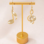 Cargar imagen en el visor de la galería, Aretes Notas en Aleación con Circón. Chapado Oro 18K