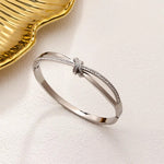 Cargar imagen en el visor de la galería, Brazalete Nudo Doble con Circón. Acero Chapado Plata 925