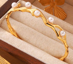 Cargar imagen en el visor de la galería, Brazalete Pearl. Acero Titanio con Perlas Artificiales Chapado con Oro de 18k