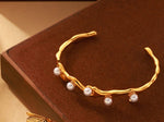 Cargar imagen en el visor de la galería, Brazalete Pearl. Acero Titanio con Perlas Artificiales Chapado con Oro de 18k