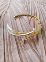 Cargar imagen en el visor de la galería, Brazalete Cintas Entrelazadas con Circón. Acero Chapado Oro Rosa