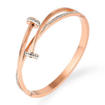 Cargar imagen en el visor de la galería, Brazalete Cintas Entrelazadas con Circón. Acero Chapado Oro Rosa