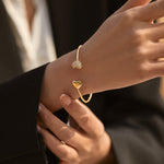 Cargar imagen en el visor de la galería, Brazalete May Con Circón. Acero Titanio Chapado Oro 18K