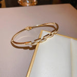 Cargar imagen en el visor de la galería, Brazalete Línea Simple con Circones. Areco Titanio Chapado Oro 18k
