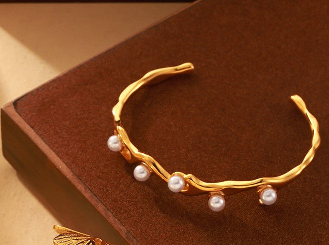 Brazalete Pearl. Acero Titanio  con Perlas Artificiales Chapado con  Oro de 18k