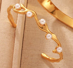 Cargar imagen en el visor de la galería, Brazalete Pearl. Acero Titanio  con Perlas Artificiales Chapado con  Oro de 18k
