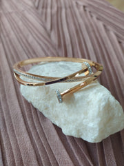 Brazalete Cintas Entrelazadas con Circón. Acero Chapado Oro Rosa